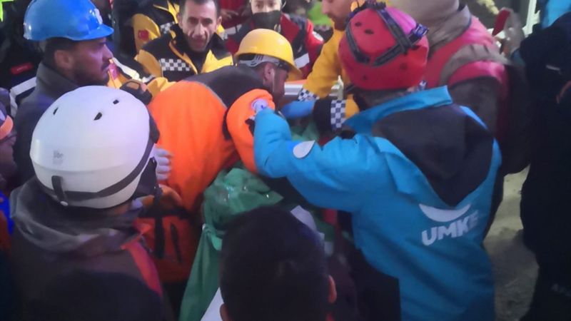 Adıyaman'da 207 saat sonra bir kişi sağ kurtarıldı