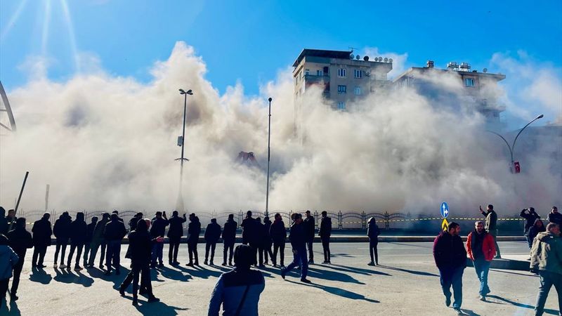 Diyarbakır'da yıkım esnasında bina çöktü