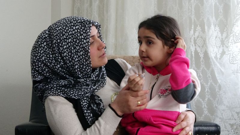 Hatay'da annesini kaybeden kız, teyzesine 'anne' diyerek sarıldı