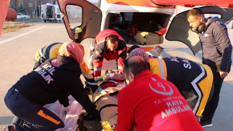 Adıyaman'da enkazdan çıkarılan genç Diyarbakır'a helikopterle sevk edildi