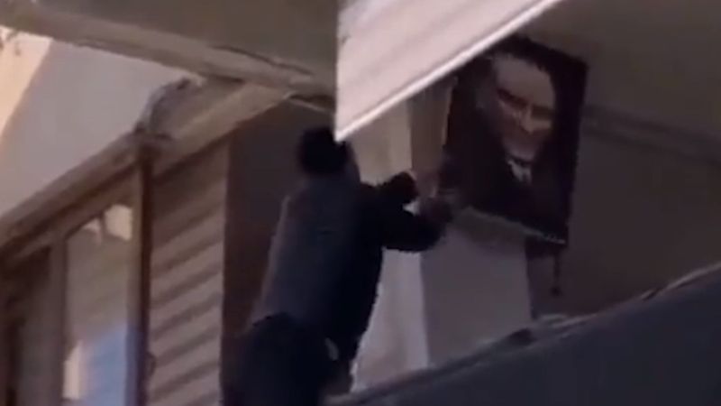 Yıkılma riski olan binadan Atatürk tablosunu kurtardı