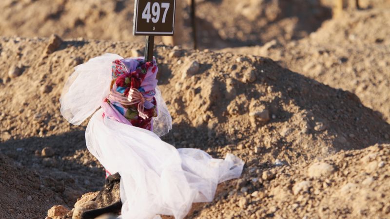 Malatya'da vefat edenlerin mezar taşlarına son giydikleri asılıyor