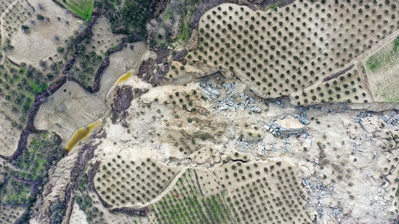 CNN, deprem sonrası dev çukurun oluştuğu Tepehan'ı yazdı