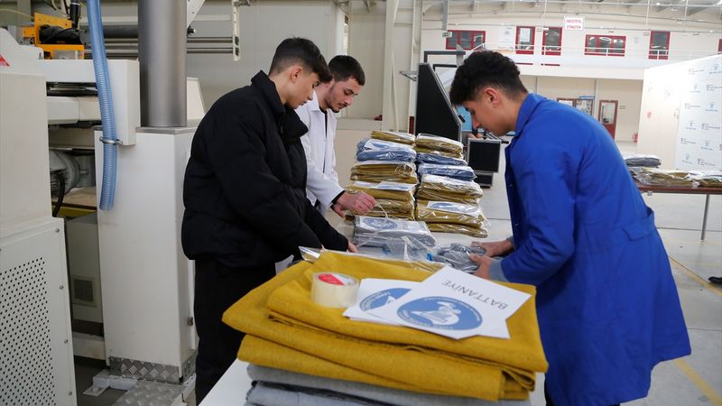 Tekirdağ'da afetzedeler için bere, çorap ve battaniye üretiliyor