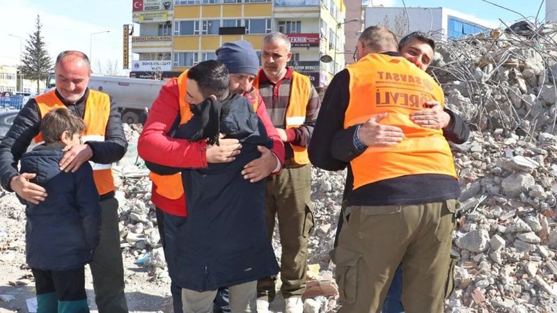 Adıyaman'da enkaz altında kalan minik Esma: Engel oluyorsa bacağımı kesin