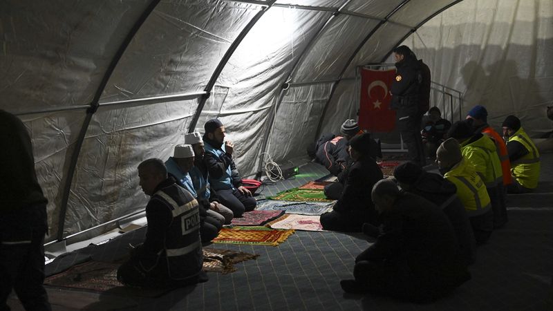 Deprem bölgelerinde Miraç Kandili dualarla idrak edildi