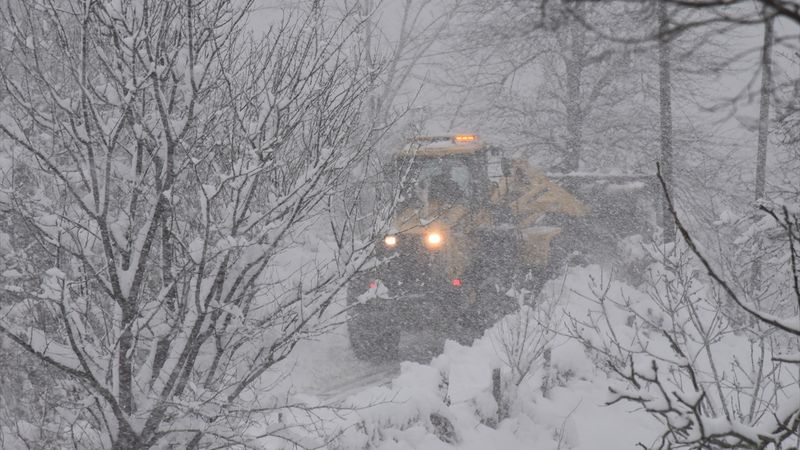 Karadeniz'de 759 yerleşim yerinin ulaşımına kar engeli