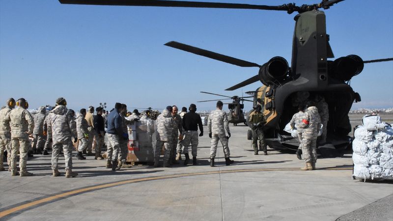 Mehmetçik, İncirlik Üssü'nde yardımların sevkiyatı için gece gündüz görev başında