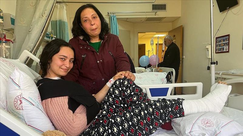 Osmaniye'de  enkazdan çıkarılan anne ile kızı: Birbirimize olan sevgimiz güç verdi