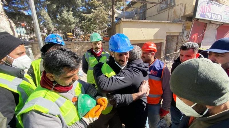 Kahramanmaraş'ta enkazdan 248'inci saatte çıkan Aleyna duygu dolu anlar yaşattı