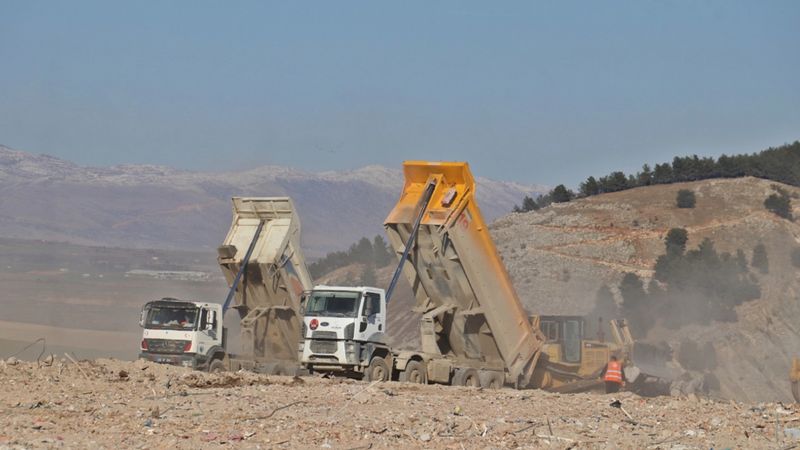 Adıyaman'da yıkılan binaların enkazı taşınıyor