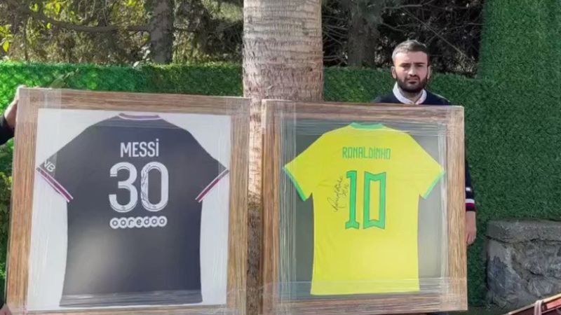 Czn Burak, dünya kupasında hediye edilen formalarını depremzedeler için satışa sundu