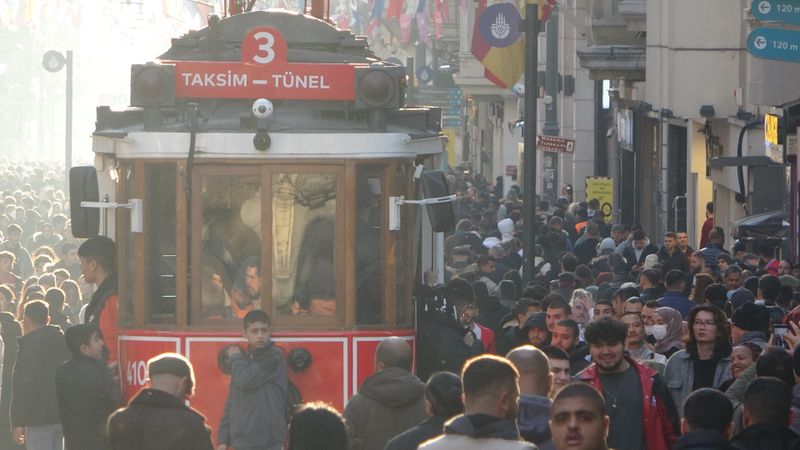 İstanbul’da vatandaşlar İstiklal Caddesi’ne akın etti