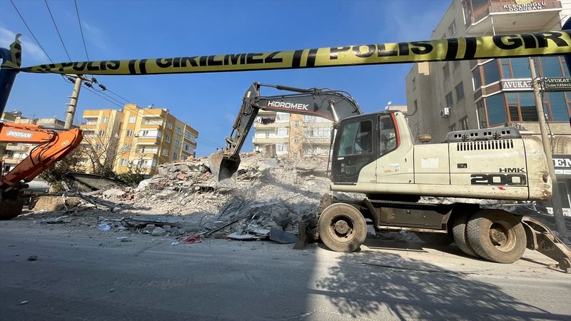 Şanlıurfa'da depremde yıkılan binalarda çalışmalar sürüyor