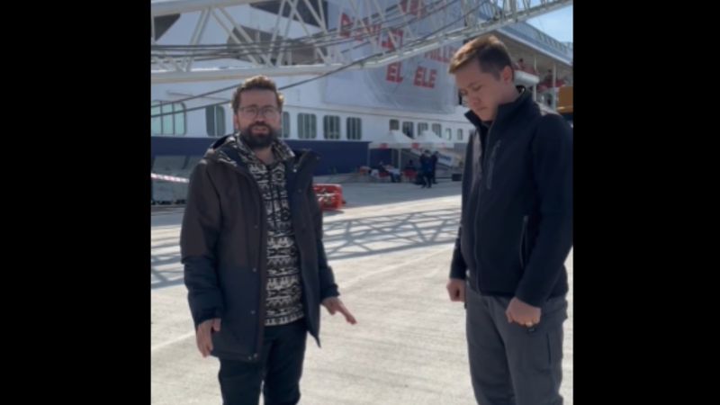 Adem Metan, depremzedeler için İskenderun'a getirilen 1000 yatak kapasiteli gemiyi gezdi