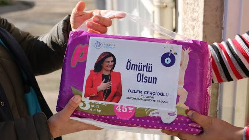 Aydın Büyükşehir Belediye Başkanı Özlem Çerçioğlu, bebek bezlerinin üstüne kendi fotoğrafını bastırdı