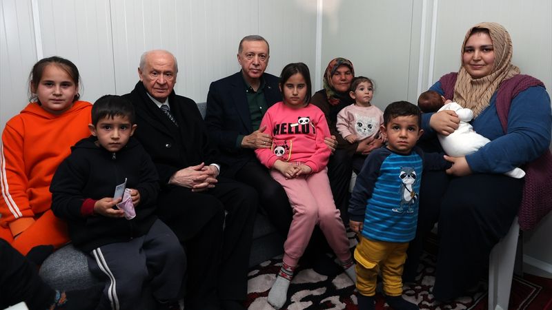 Cumhurbaşkanı Erdoğan ve Devlet Bahçeli konteynerdeki afetzedeleri ziyaret etti