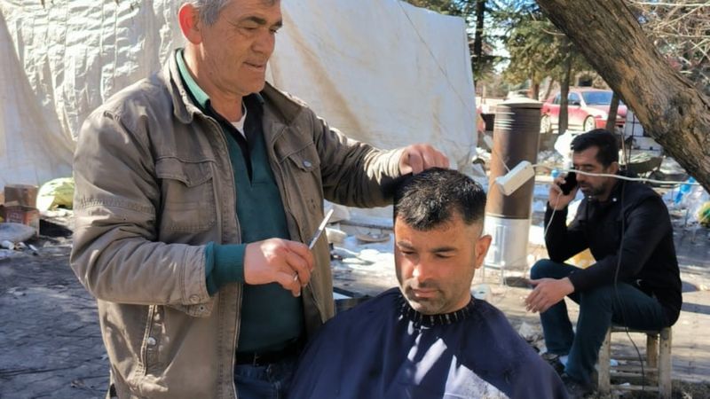 Malatya'da dükkanı yıkılan berber, depremzedeleri ücretsiz tıraş ediyor