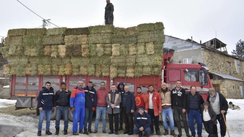 Bayburtlu çiftçilerden depremzede hayvan sahiplerine yem desteği