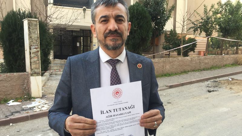 Adana'da bina sakinleri apartmanı terk etti, hasar tespit çalışmaları aksadı