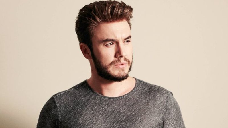 ANLAMLI JEST! Mustafa Ceceli'den depremzede aileyi duygulandıran hareket..