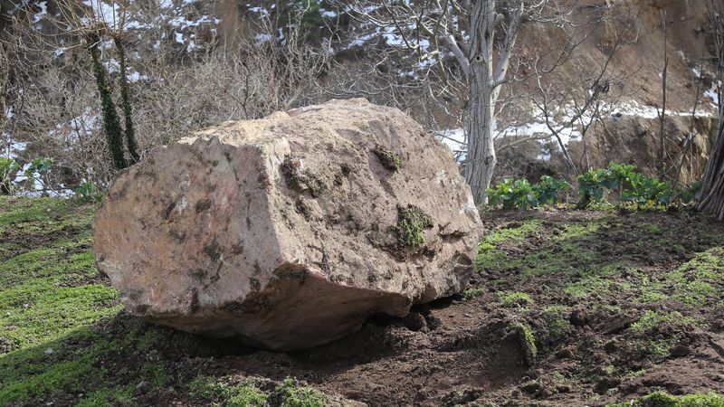 Artvin'de dağdan düşen kaya iki eve şans eseri zarar vermedi