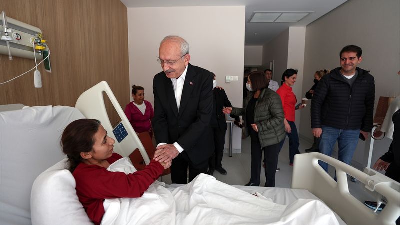 CHP Lideri Kemal Kılıçdaroğlu ve eşi, Ankara'da tedavi gören depremzedeleri ziyaret etti