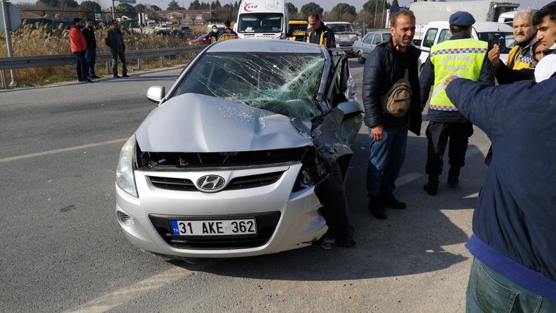 Ölüm peşlerini bırakmadı! Depremzedelerin otomobili, kamyonetle çarpıştı: 1 ölü, 5 yaralı