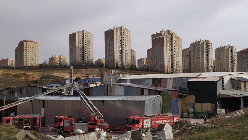 Başakşehir'de tekstil fabrikası alev alev yandı