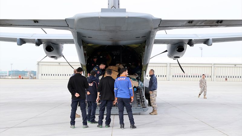 Deprem bölgesinde görev yapan AFAD ve sağlık ekipleri askeri uçakla İstanbul'a getirildi