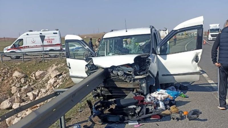 Mardin'de feci kaza! Kamyonet bariyere saplandı: 2 ölü, 3 yaralı