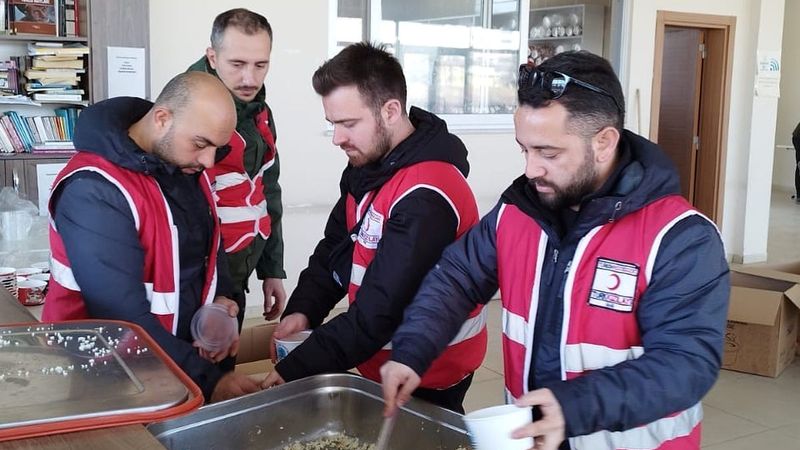 STK'lar depremin yaralarını sarmaya devam ediyor