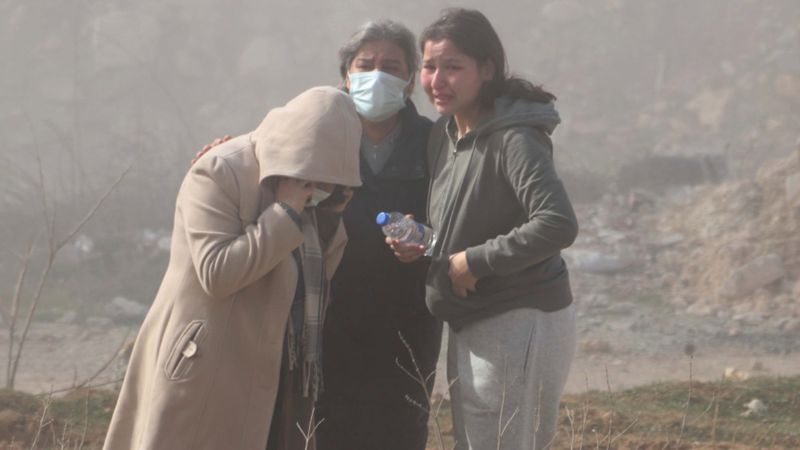 Gaziantep'te depremzedeler evlerinin yıkılışını gözyaşlarıyla izledi