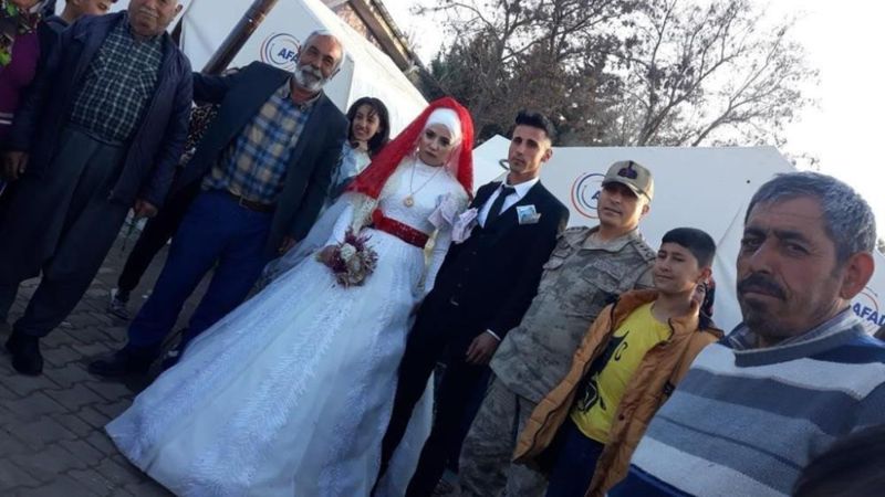 Kilis'te depremzede çift çadırda evlendi