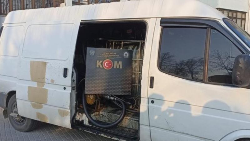 Denizli'de durdurulan araçtaki 4 adet plastik tankın içerisinden kaçak akaryakıt ele geçirildi