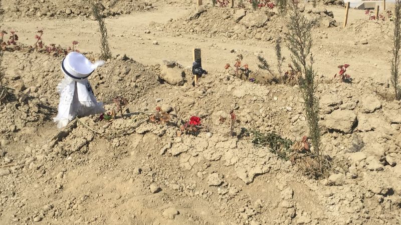 Malatya'da yeğenine aldığı sünnet kıyafetini mezarına astı