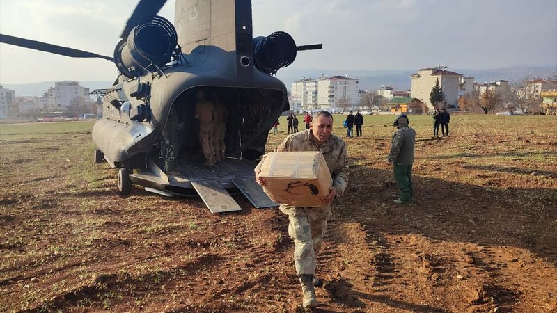 Kahramanmaraş'ta dağlık bölgelere helikopterle eşya taşınıyor