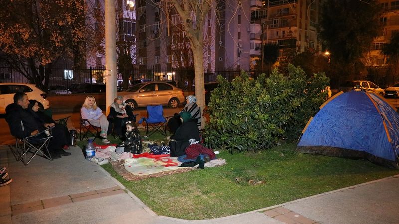 İzmir'de 4.1 şiddetinde deprem oldu! Bölge halkı geceyi sokakta geçirdi