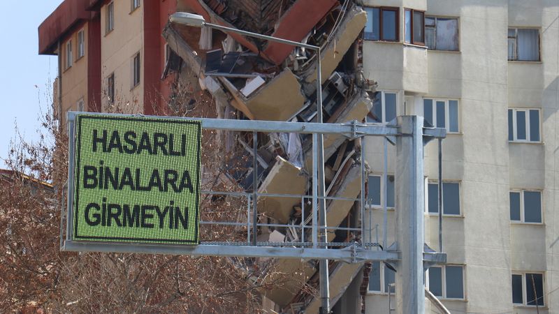 Malatya'da ağır hasarlı binalara giren vatandaşların ardından caddelere uyarı tabelaları asıldı