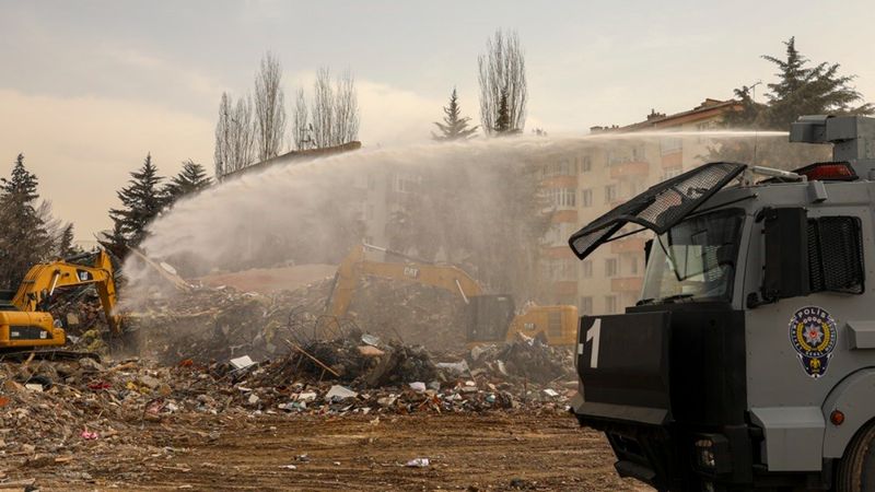 Malatya’da enkaz kaldırma çalışması sürüyor