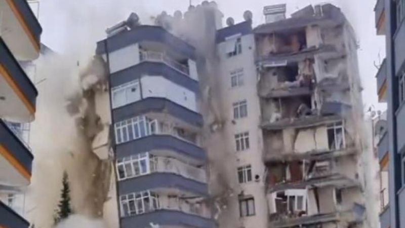 Deprem şehri enkaza çevirmişti! Adana'da sarsıntı nedeniyle ağır hasar alan binanın yıkılışı kamerada