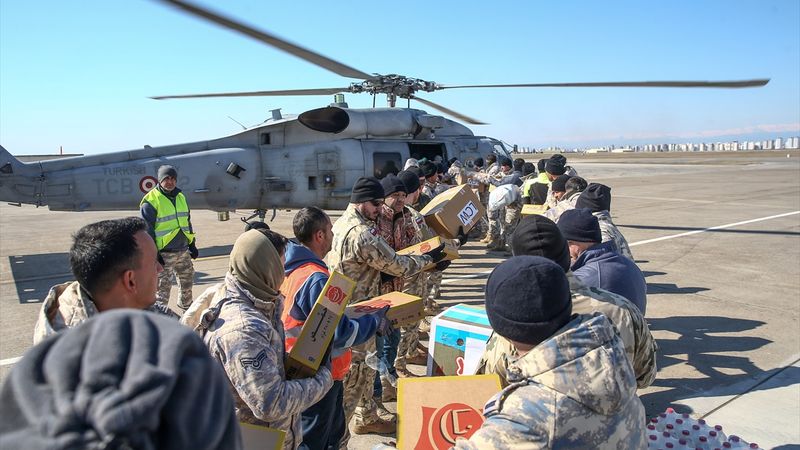 Türk Silahlı Kuvvetleri deprem bölgesinde... 2 bin 100 saat uçuş ile 1500 tonun üzerinde malzeme taşındı