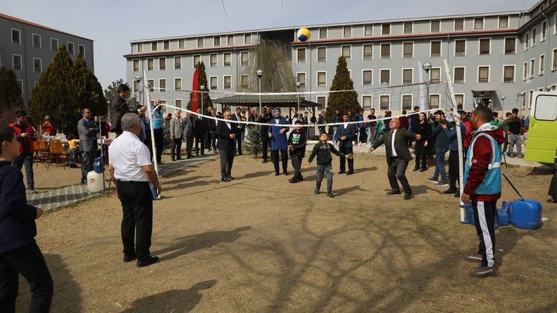 Afyonkarahisar Valisi Kübra Güran Yiğitbaşı depremzede çocuklarla voleybol oynadı