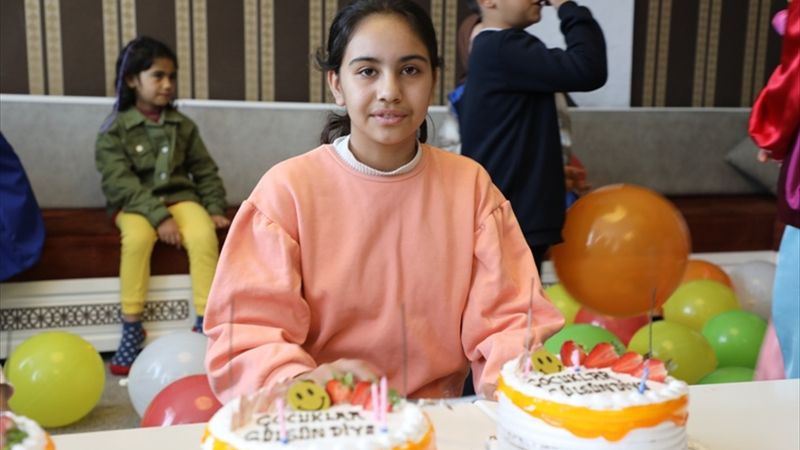 Ağrı'ya gelen depremzede kızın doğum günü kutlandı