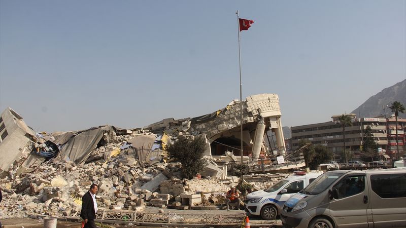 Enkaz şehri Hatay'da kaldırma çalışmaları aralıksız devam ediyor