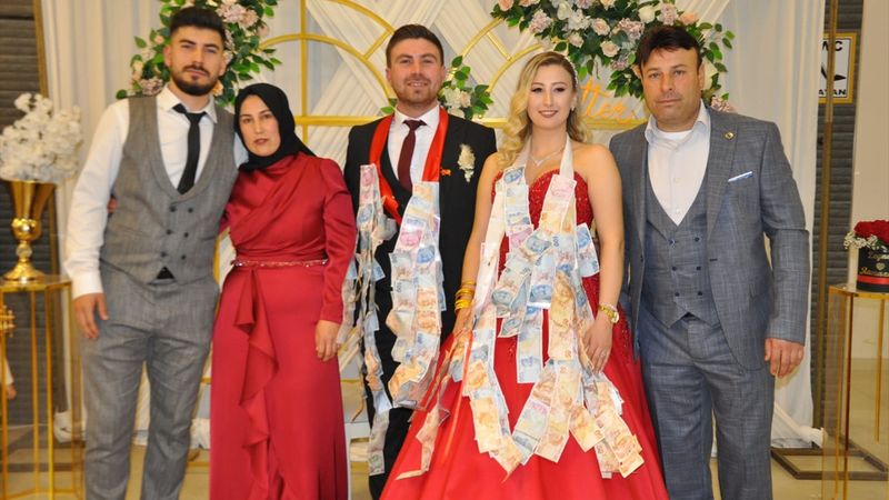 Zeynep ve Ramazan Demirci çifti, nişanlarında toplanan 7 bin lirayı depremzedelere bağışladı