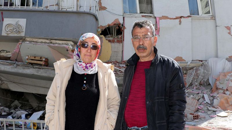 Kahramanmaraş'ta bir ailenin zorlu kurtuluşu... 4'üncü kattan iple kurtuldular