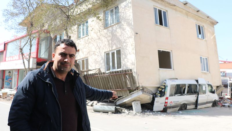 Kahramanmaraş'ta binanın yıkılışını servis minibüsü engelledi