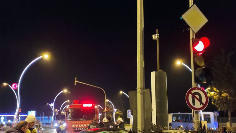 Edirne'de otomobil, direğe çarptı: Dede öldü, kızı ve torunu yaralı