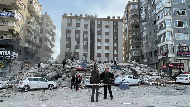 Şanlıurfa'da 6 katlı bir bina çöktü